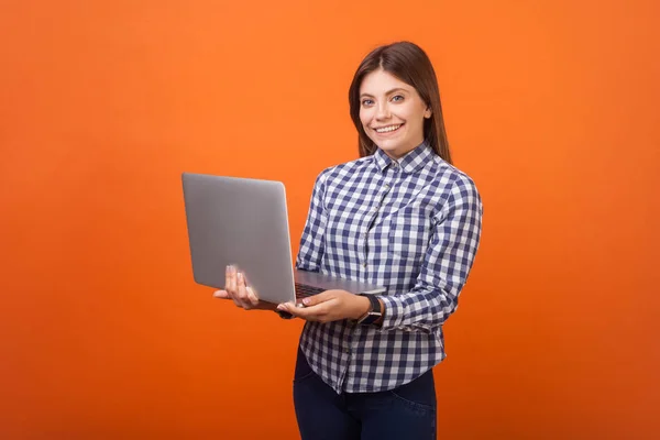 Retrato de mulher alegre com cabelo castanho em xadrez casual s — Fotografia de Stock