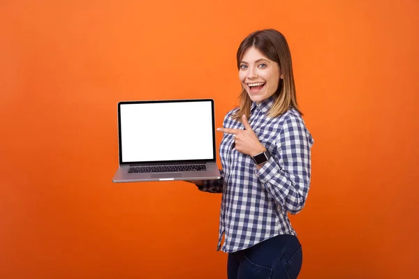 Portret van een opgewonden schattige vrouw met bruin haar in geruite casu — Stockfoto