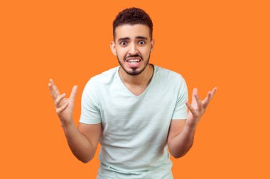 Nasıl yapabildin? Sinirli esmer adamın portresi duruyor.
