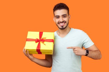 Hediyeme bak! Mutlu esmer adamın portresi G 'yi işaret ediyor.