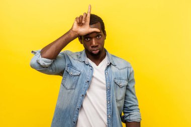 Ben eziğim. Mutsuz adamın portresi. Ezik bir jest yapıyor.. 