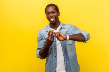 Etiket sembolü. Haşhaş yapan neşeli bir adamın portresi.