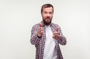 Sıradan ekose gömlekli genç sakallı adamın portresi... 