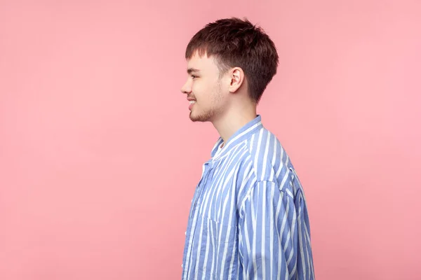 Portrait latéral de l'homme aux cheveux bruns positif regardant de côté wi — Photo