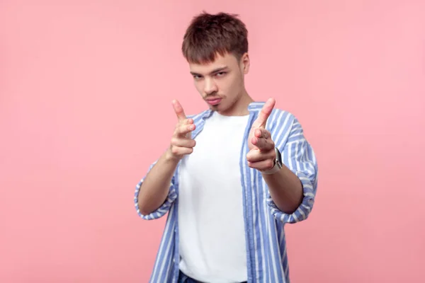 Portrait de dangereux homme aux cheveux bruns avec une petite barbe et doit — Photo