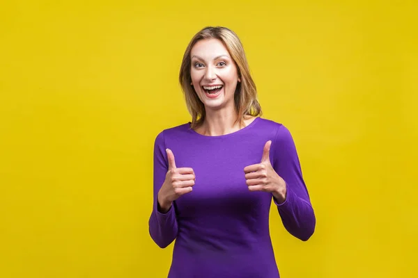 Bom trabalho! Retrato de mulher extremamente feliz mostrando os polegares para cima. i) — Fotografia de Stock