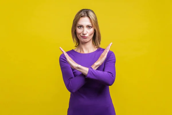 Er is geen manier. Portret van een vrouw die handen kruist, blok toont — Stockfoto