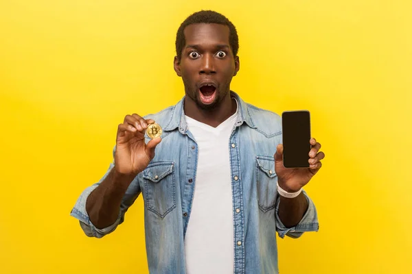 Kryptowährung mobile App. Porträt eines aufgeregten Mannes mit Erstaunen — Stockfoto