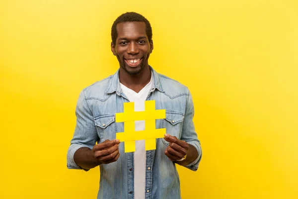 Der virale Hashtag. Porträt eines positiven Mannes mit großen gelben hat — Stockfoto