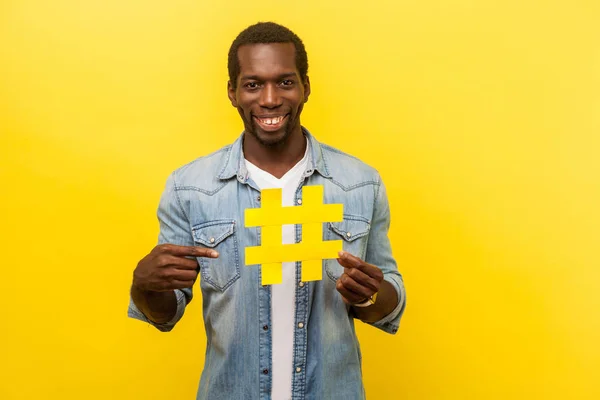 Viraler Hashtag und erfolgreiches Bloggen. Porträt eines glücklichen Mannes poi — Stockfoto