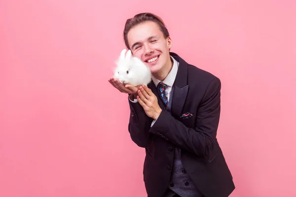 Retrato de hombre excitado en traje elegante abrazando adorable r blanco — Foto de Stock