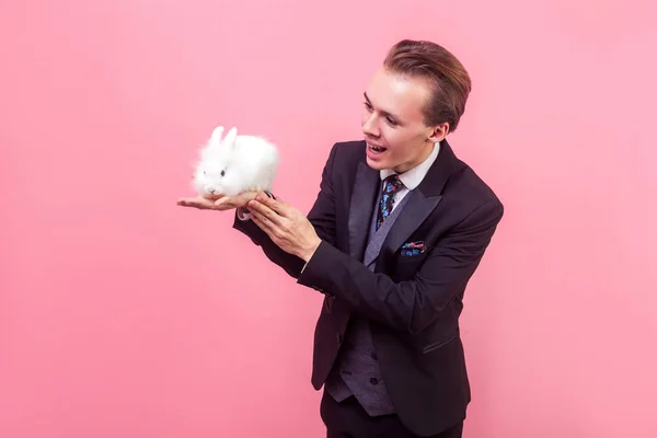 Amor por las mascotas. Retrato de hombre guapo alegre sosteniendo lindo wh — Foto de Stock