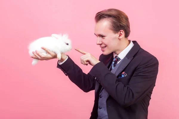 Любителі домашніх тварин. Портрет щасливого чоловіка, який грає з білим кроликом в h — стокове фото