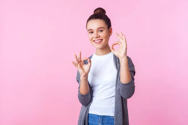 Jag är okej! Porträtt av positiv brunett tonåring flicka visar ok — Stockfoto