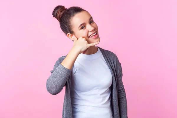 Ring mig! Porträtt av vacker brunett tonåring flicka leende playfu — Stockfoto