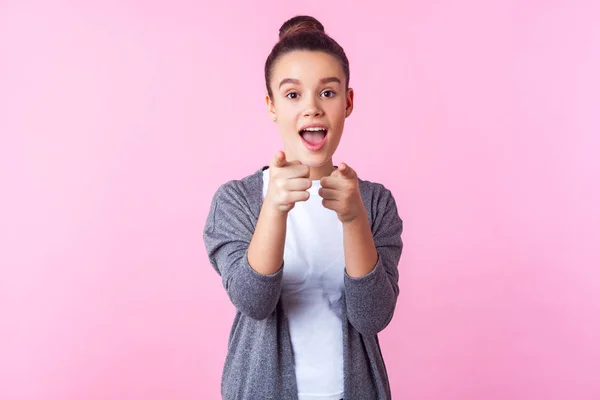 Hey you! Portrait of surprised brunette teenage girl pointing at — Stock Photo, Image