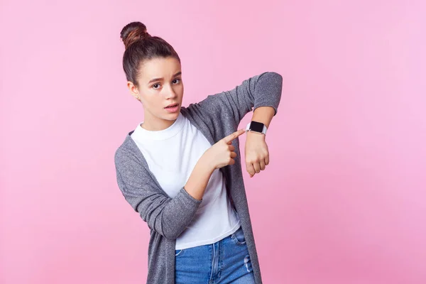 Já é tarde. Retrato de menina adolescente morena preocupada apontando para — Fotografia de Stock