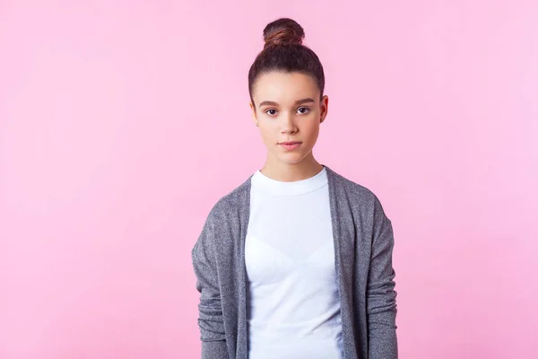 Retrato de bonito morena adolescente olhando com sério expr — Fotografia de Stock