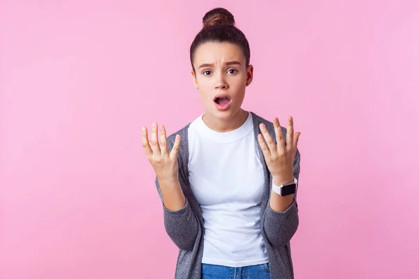 Wat wil je van me? Portret van ontevreden tiener meisje op zoek naar een — Stockfoto