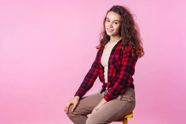 Porträt der trendigen schönen Teenager-Mädchen sitzt entspannt auf Cha — Stockfoto