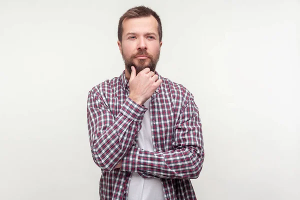 ¡Pensemos! Retrato del hombre barbudo pensativo tocándose la barbilla p — Foto de Stock