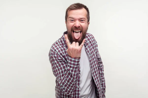 Retrato de homem barbudo otimista louco em camisa xadrez mostrando — Fotografia de Stock