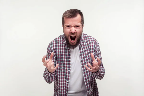 Porträtt av aggressiv skäggig ung man står med rasande f — Stockfoto