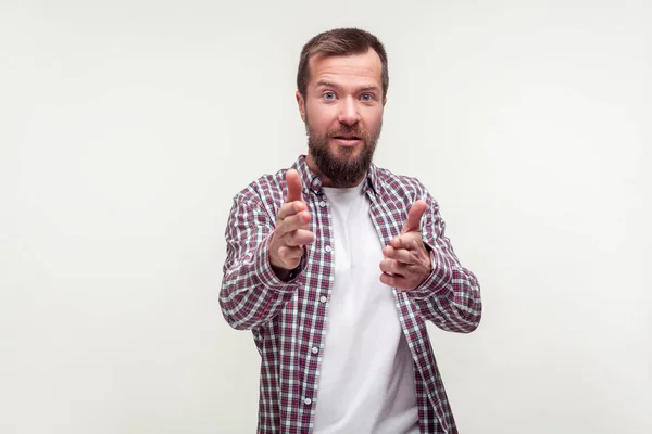 Retrato de jovem barbudo em camisa xadrez casual apontando para — Fotografia de Stock