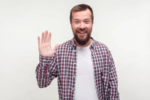 Alô! Retrato de homem barbudo positivo de boa índole acenando a mão — Fotografia de Stock