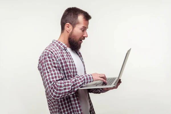 Retrato de usuário de computador surpreso, homem barbudo de pé com l — Fotografia de Stock