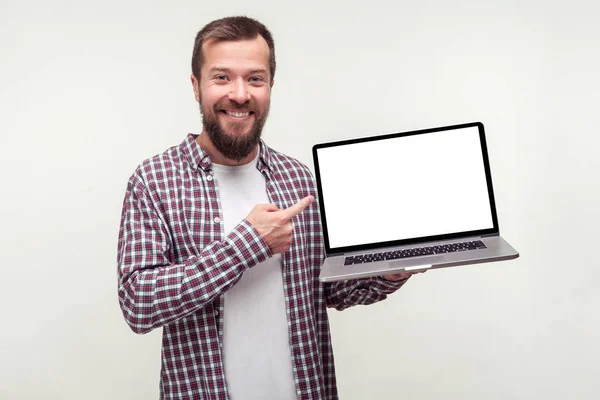 Retrato de homem barbudo positivo em camisa xadrez casual segurando l — Fotografia de Stock