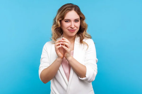 Retrato de mujer astuta maquinando sonriendo y ponderando astucia de — Foto de Stock