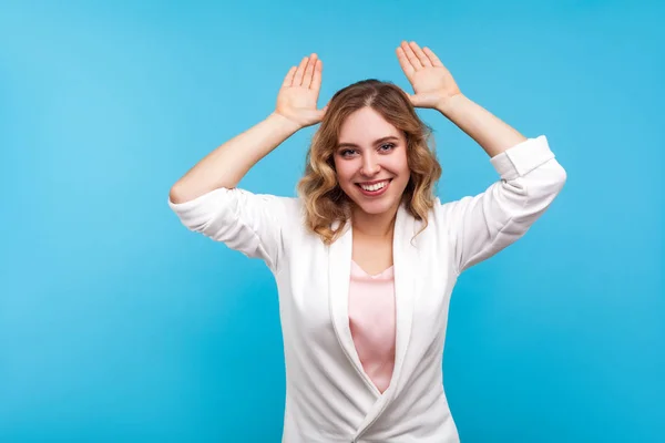 Retrato de mujer positiva de buen carácter haciendo gestur orejas de conejo — Foto de Stock