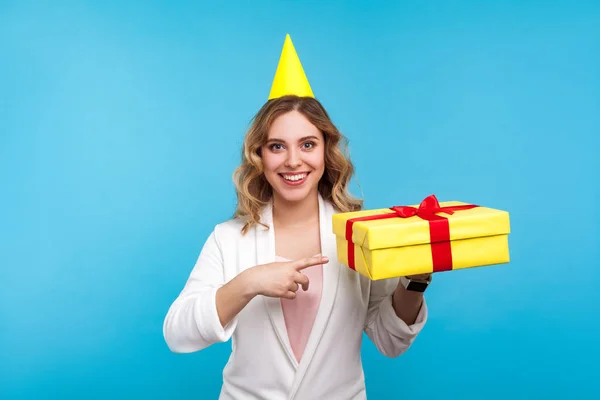 Porträt einer aufgeregten positiven Frau mit Geburtstagskegel auf h — Stockfoto