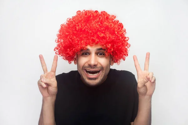 Retrato de homem hipster amigável com peruca vermelha mostrando duplo v s — Fotografia de Stock