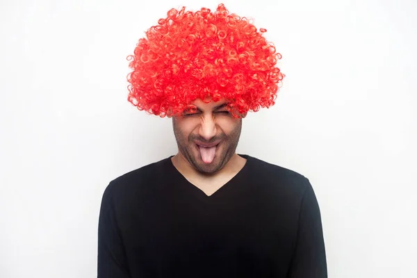 Портрет смешного сумасшедшего чудака с щетиной и кудрявой рыжей — стоковое фото