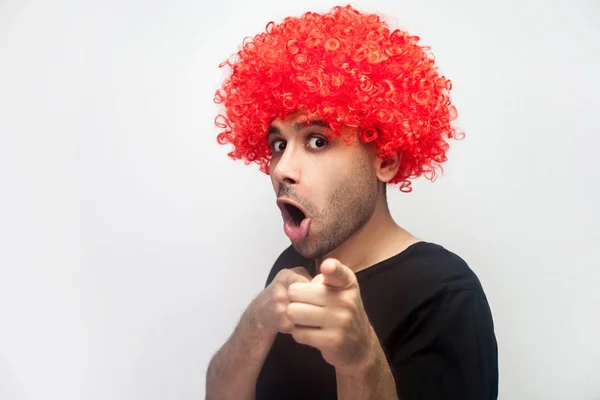 Hei kau! Potret lucu terkejut pria dengan wig merah menunjuk t — Stok Foto