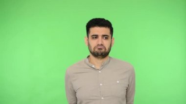 Çenesini tutan, akıllı, düşünceli, esmer bir adam. Problemli çözümü ciddi ciddi düşünüyor. Zor seçimler yaparken kafası karışmış görünüyor. Stüdyo çekimi, yeşil arkaplan, krom anahtar