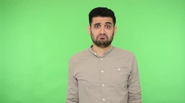 - Bilmiyorum. - Neden? Kafası karışmış esmer, gömlekli, omuzlarını silkmiş sorgulama hareketleri yapan, cevaptan şüphe duyan bir adam. Stüdyo içi çekim, yeşil arka plan, krom anahtar.