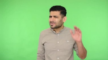 - Ne? - Seni duyamıyorum! Sağır, esmer, gömlekli adamın kolu kulağının dibinde, konuşmaya çalışıyor, işitme sorunu yaşıyor, tıbbi konsept sorunları yaşıyor. Stüdyo içi çekim, yeşil arka plan, krom anahtar.