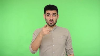 Tişörtlü, kıllı esmer adam seni azarlıyor ve 