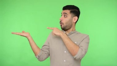 Vay canına, şuraya bak! Son derece mutlu, gömlekli, elinde avuç içi ile fotokopi çeken, onaylayıcı bir şekilde başını sallayan, şaşırmış, reklam metni için reklam alanı gösteren bir adam. Stüdyo çekimi