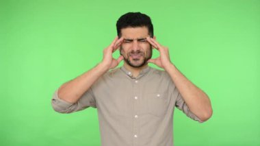 Gömleği kıllı, sağlıksız esmer bir adam. Şakak, baş ve ekşitme ağrıları, şiddetli baş ağrısı, migren ağrıları var. Stresli görünüyor. Stüdyo içi çekim, yeşil arkaplan
