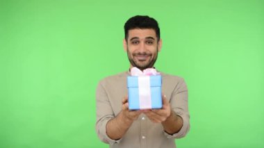 Kafasında komik bir koni olan mutlu genç bir kadının portresi.