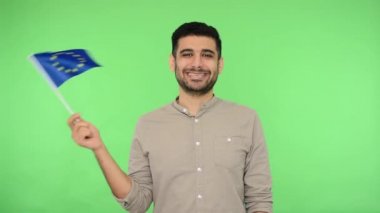 Avrupa Birliği bayrağı. Eu 'yu tutan mutlu esmer adamın portresi.