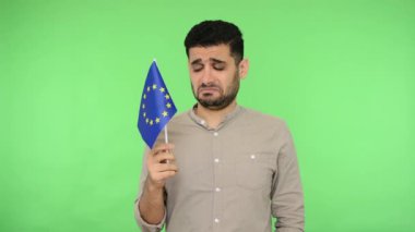 Avrupa Birliği bayrağı. Eu 'yu tutan esmer adamın portresi.