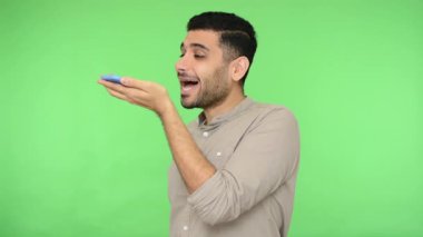 Tişörtlü, cep telefonuyla konuşan, akıllı uygulamalara emir veren, bilgi arayan ya da arama yapmak isteyen, akıllı teknoloji yardımı isteyen bir ses asistanı. Stüdyo çekimi