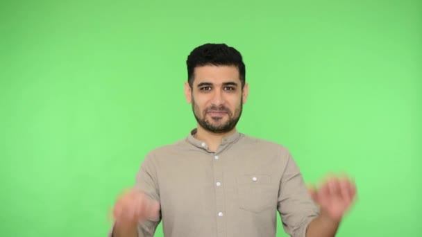 Wszystko Porządku Zadowolony Brunetka Mężczyzna Koszuli Pokazując Podwójny Gest Mrugnięcie — Wideo stockowe