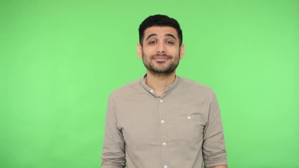Przystojny Brunetka Włosia Koszuli Wysyłając Słodki Pocałunek Powietrza Nad Dłońmi — Wideo stockowe