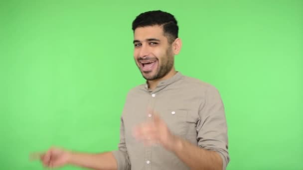 Oye Eres Increíble Emocionado Hombre Morena Feliz Con Cerdas Camisa — Vídeos de Stock